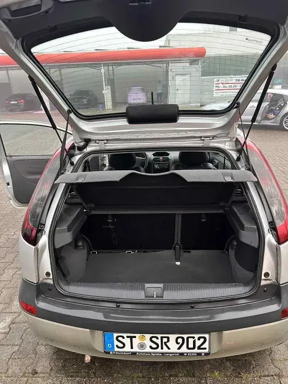 Używany Opel Corsa 58 KM (42 kW) 2002 Srebrny Hatchback