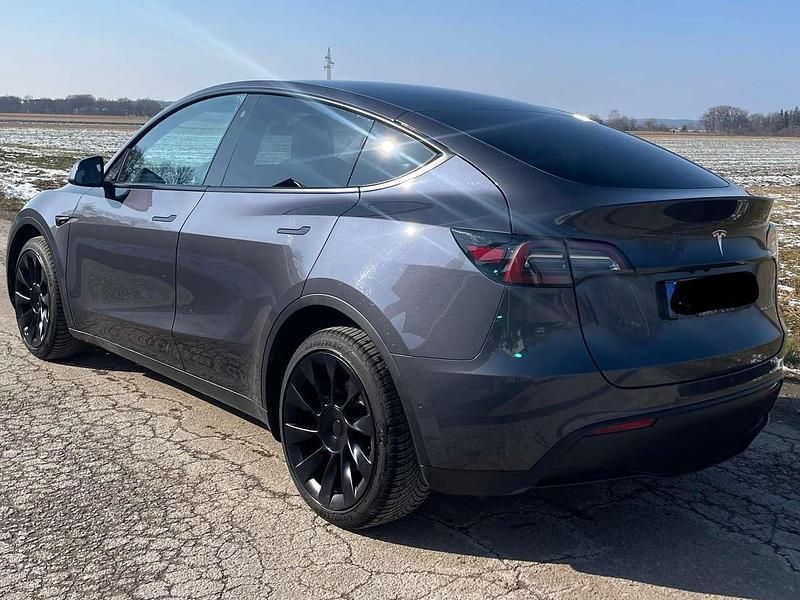 Schwarz Gebraucht 2022 Tesla Model Y Long Range SUV | 29.900 € (Guter Preis) - Bild 1/4