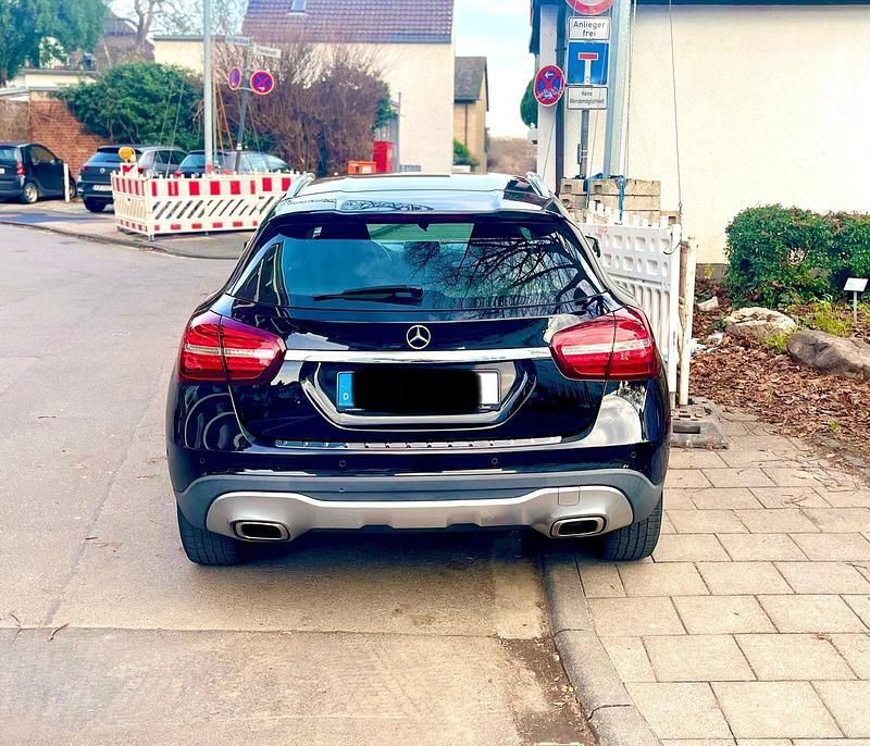 Gebraucht Mercedes GLA250 211 PS (155 kW) 2017 Schwarz SUV