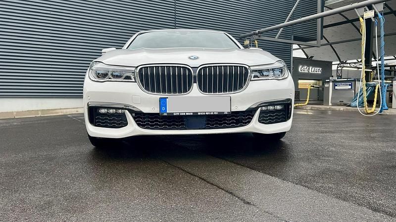 Weiß Gebraucht 2017 BMW 730 M Sport Limousine | 36.999 € (Fairer Preis) - Bild 1/4