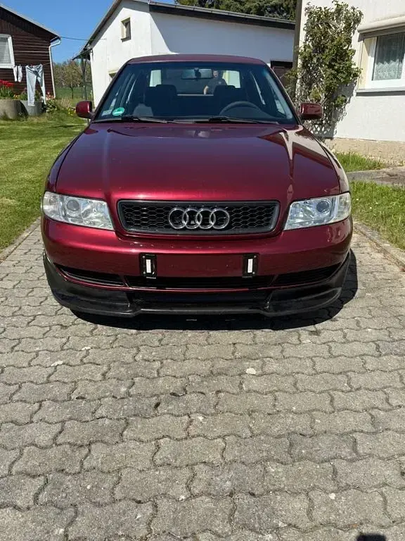 Używany Audi A4 Performance 125 KM (91 kW) 1997 Czerwony Sedan/Limuzyna