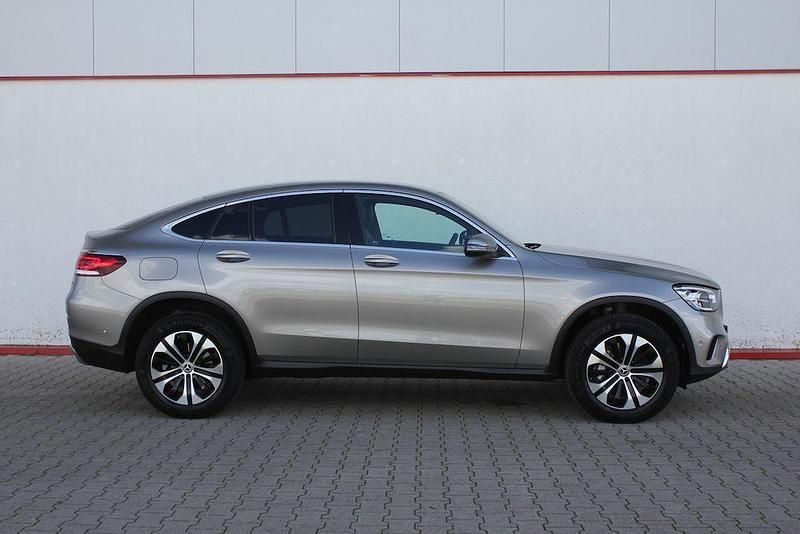 Mojavesilber metallic 859u (metallic) Gebraucht 2022 Mercedes GLC300 Coupé | 42.690 € - Bild 1/4