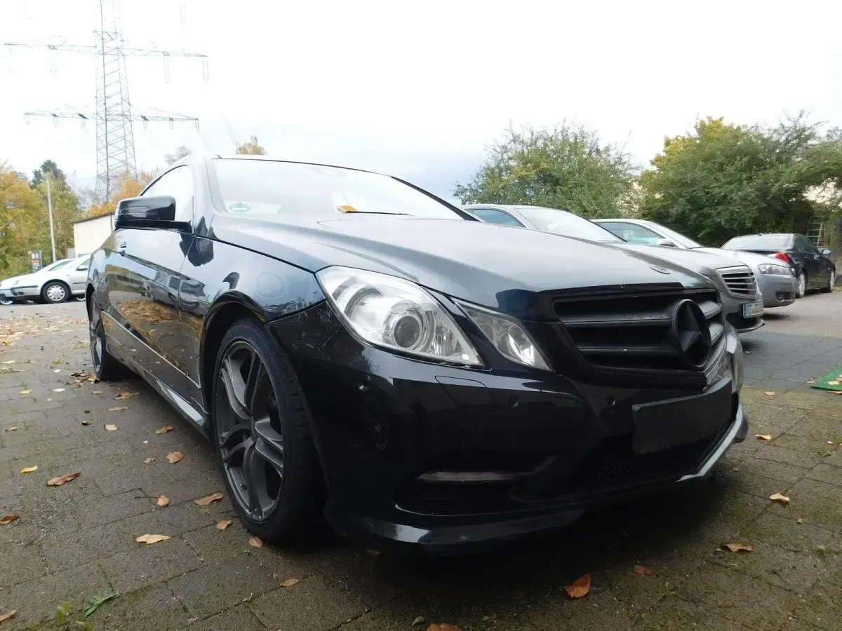 Gebraucht Mercedes E350 AMG line 265 PS (194 kW) 2011 Schwarz Coupé