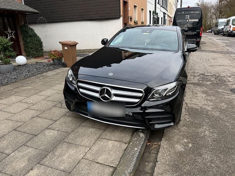 Schwarz Gebraucht 2018 Mercedes E220 AMG line Limousine | 27.400 € (Fairer Preis) - Bild 1/4