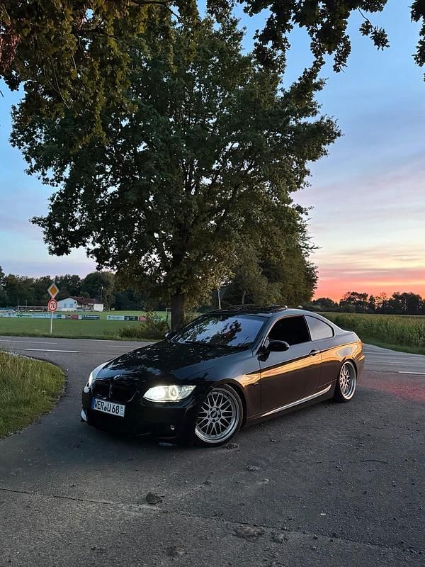 Schwarz Gebraucht 2009 BMW 330 M Sport Coupé | 10.400 € (Fairer Preis) - Bild 1/4