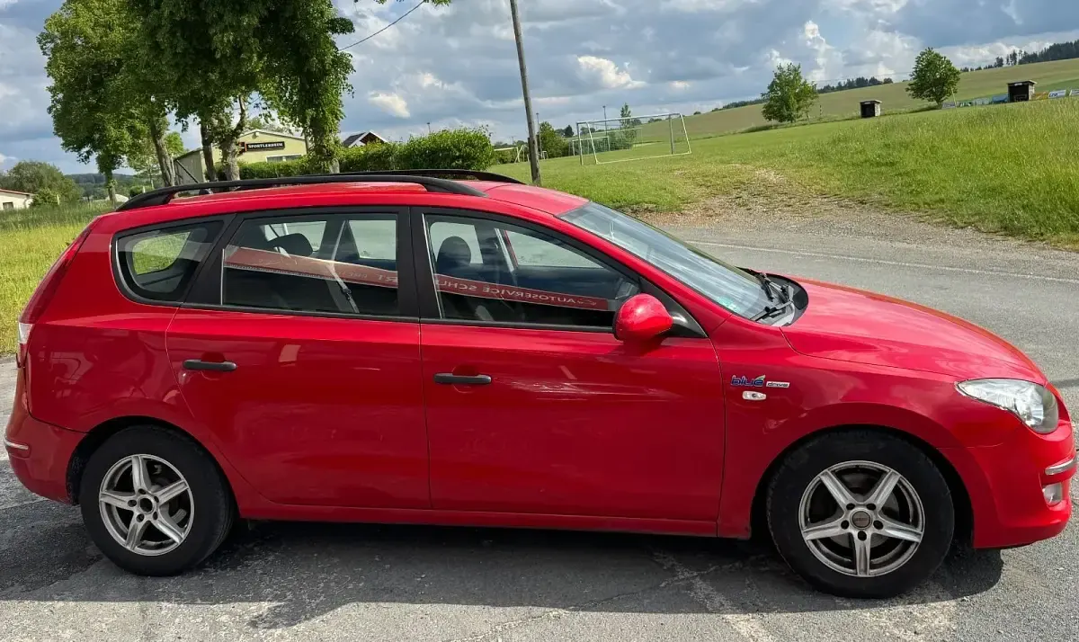 Gebraucht Hyundai i30 90 PS (66 kW) 2010 Rot Kombi