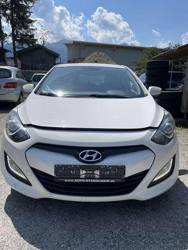 Weiß Gebraucht 2012 Hyundai i30 Classic Limousine | 4.350 € (Superpreis) - Bild 1/4