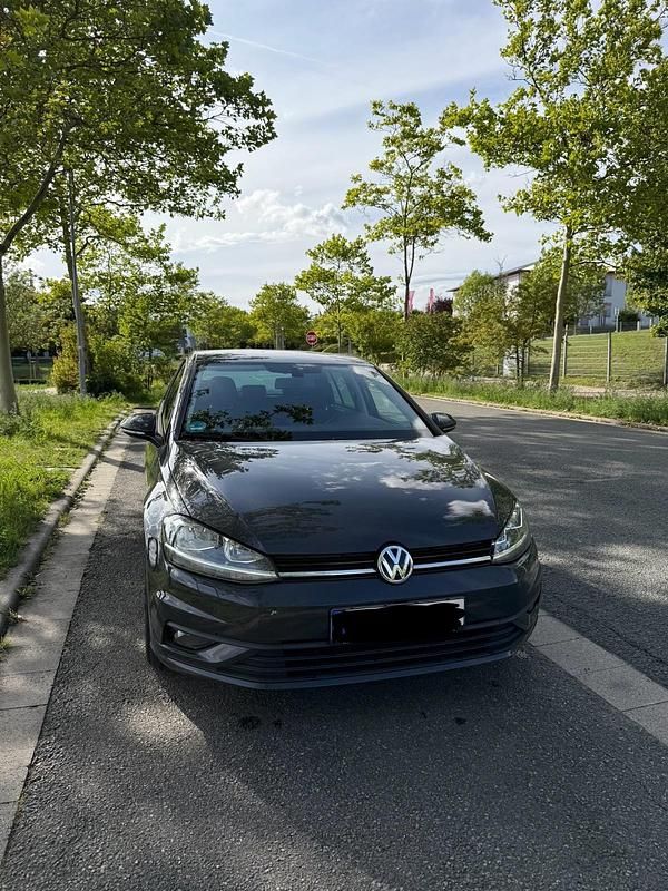 Grau Gebraucht 2017 VW Golf VII Limousine | 9.500 € (Superpreis) - Bild 1/4