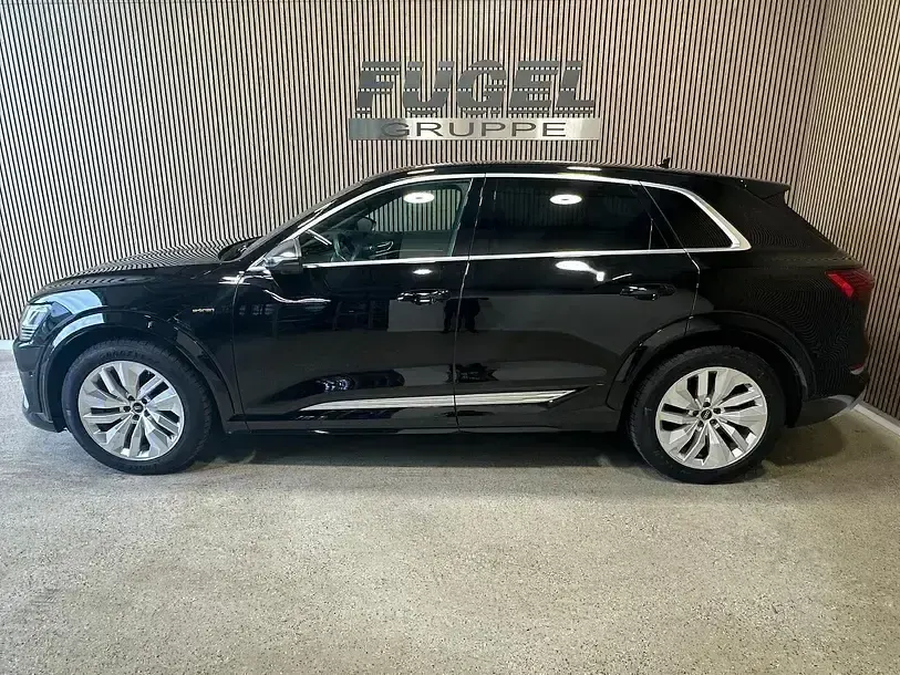 Gebraucht Audi e-tron Ambiente 369 kW (503 PS) 2022 Brillantschwarz SUV