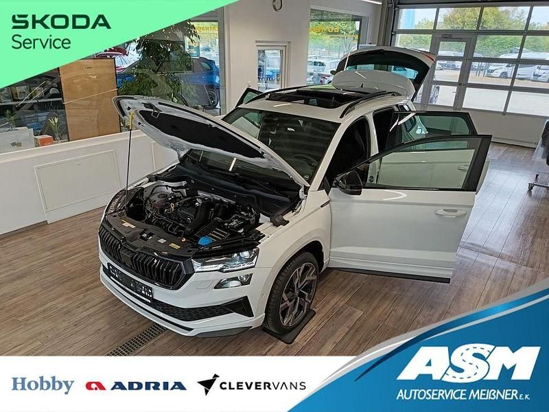 Weiß Neu 2025 Skoda Karoq SportLine SUV | 42.908 € - Bild 1/4