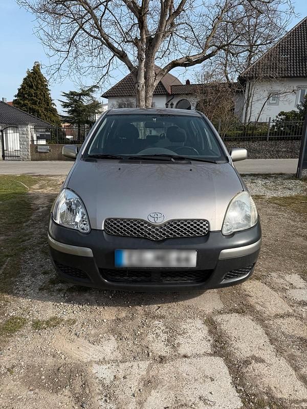 Gebraucht Toyota Yaris 65 PS (47 kW) 2005 Silber Limousine
