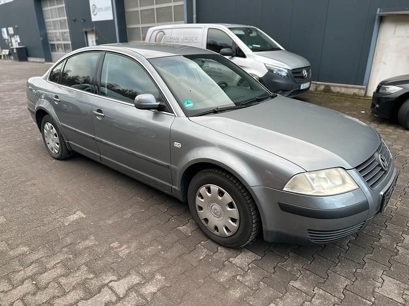 Grau Gebraucht 2002 VW Passat Limousine | 529 € (Superpreis) - Bild 1/4