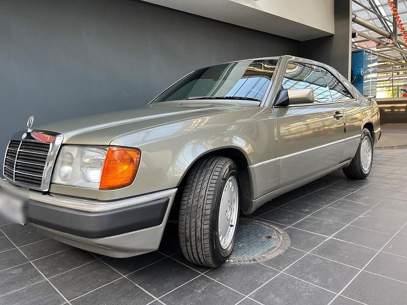 Beige Gebraucht 1993 Mercedes 230 Coupé | 15.000 € - Bild 1/4