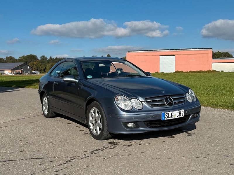 Blau Gebraucht 2006 Mercedes CLK220 Elegance Coupé | 2.690 € - Bild 1/4