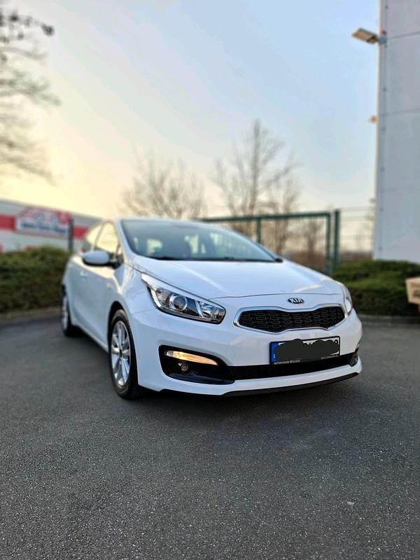 Gebraucht Kia Ceed 100 PS (73 kW) 2016 Weiß Kleinwagen