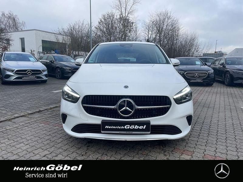Gebraucht Mercedes B200 Progressive 163 PS (119 kW) 2024 Unilack polarweiß Van / Kleinbus