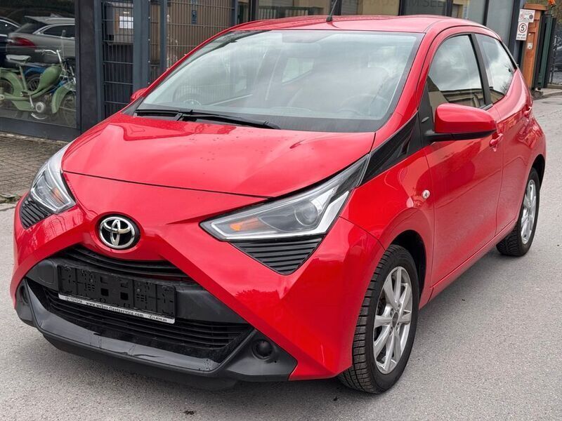Rot Gebraucht 2021 Toyota Aygo X-play Kleinwagen | 9.399 € (Fairer Preis) - Bild 1/4