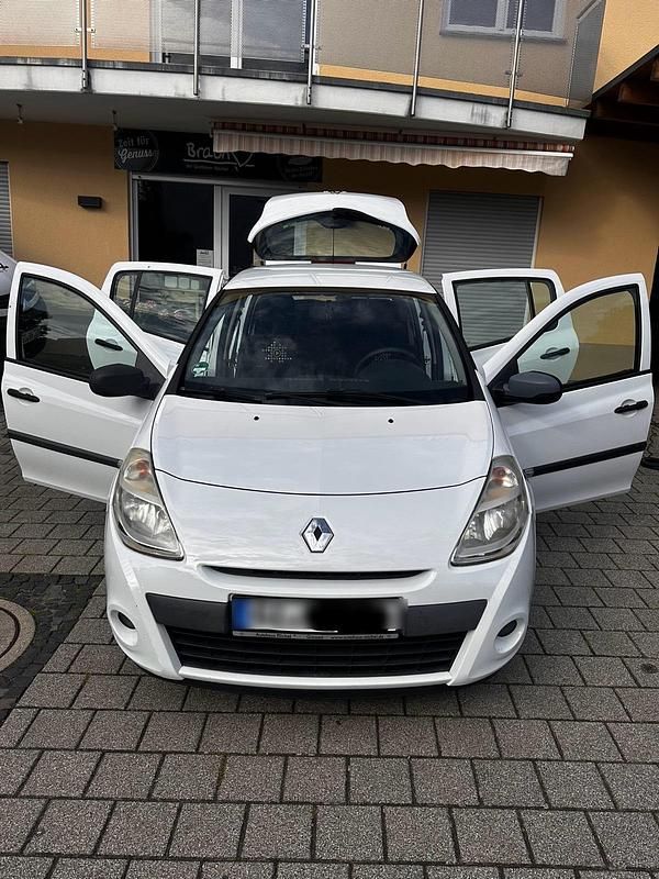 Weiß Gebraucht 2011 Renault Clio II Kleinwagen | 3.900 € (Fairer Preis) - Bild 1/4