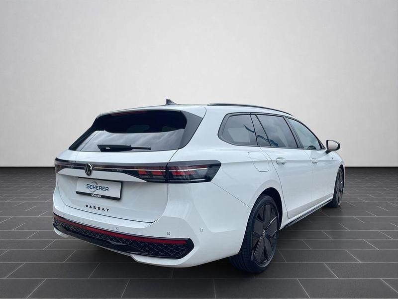 Second-hand VW Passat R-line 150 CP (110 kW) 2025 Alb Break