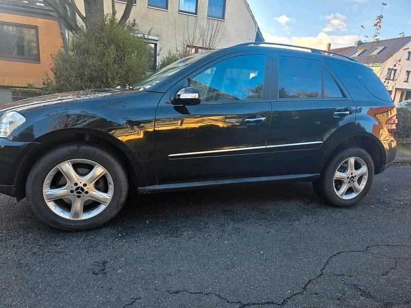 Gebraucht Mercedes ML320 224 PS (164 kW) 2008 Schwarz SUV