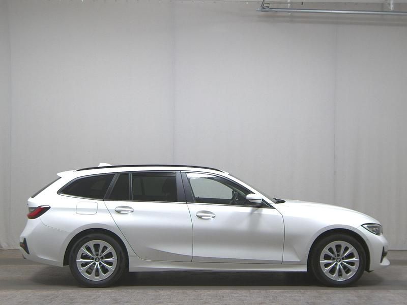 Alpinweiss Gebraucht 2022 BMW 320 Sport Line Kombi | 16.690 € (Superpreis) - Bild 1/4
