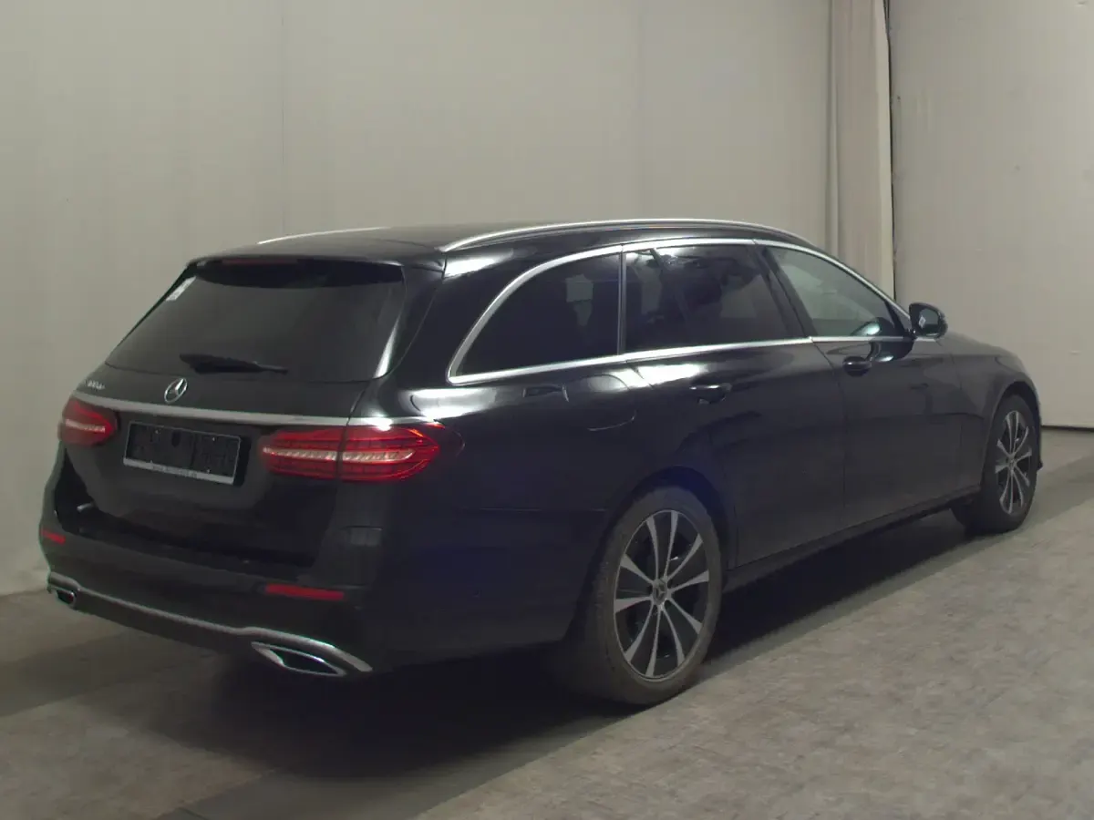 Gebraucht Mercedes E300 Avantgarde 306 PS (225 kW) 2022 Schwarz Limousine
