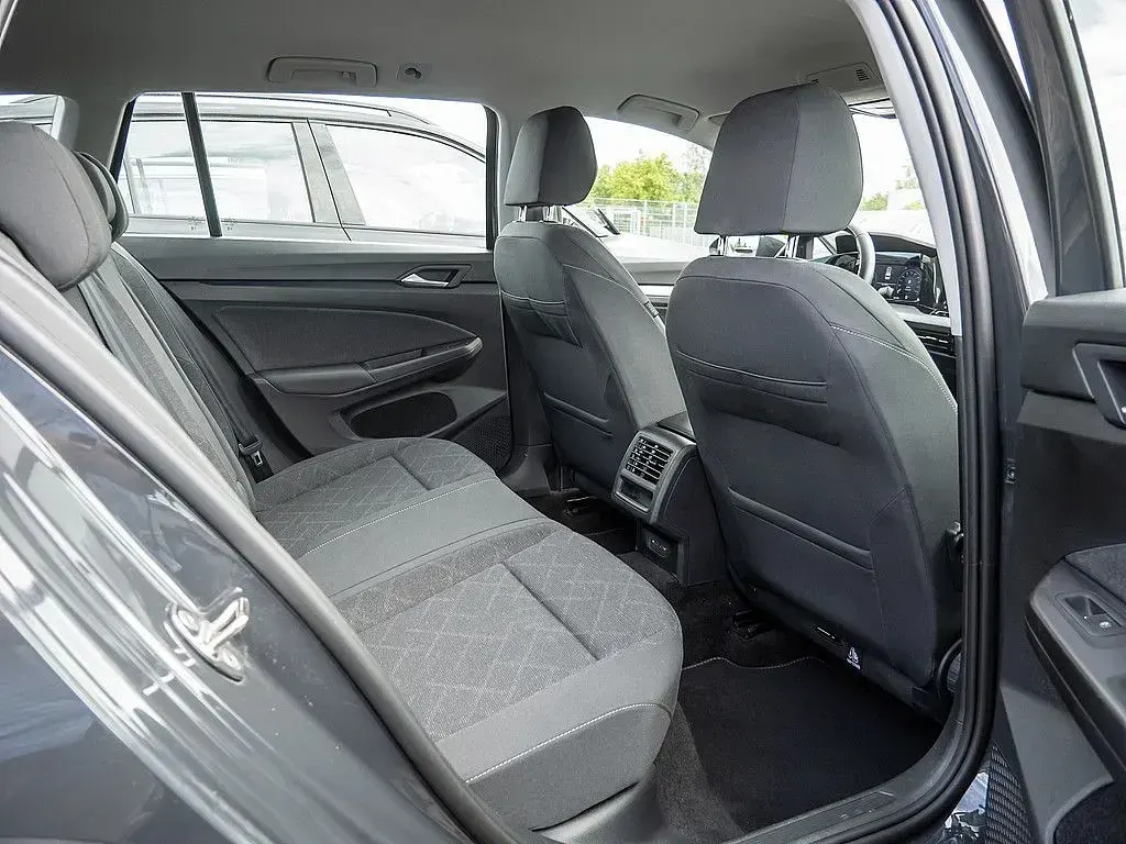 Gebraucht VW Golf VIII Life 150 PS (110 kW) 2023 Grau / uranograu Kombi