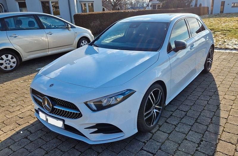 Weiß Gebraucht 2022 Mercedes A200 AMG Limousine | 25.900 € (Guter Preis) - Bild 1/4