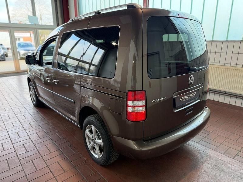 Gebraucht VW Caddy Highline 102 PS (75 kW) 2013 Braun Van / Kleinbus