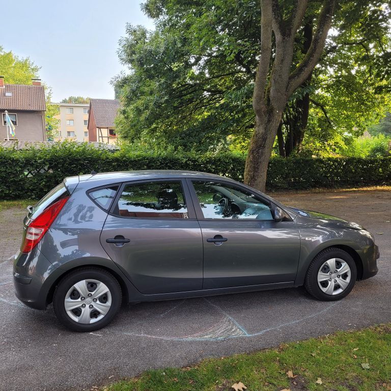 Grau Gebraucht 2009 Hyundai i30 Limousine | 3.200 € (Etwas zu teuer) - Bild 1/4
