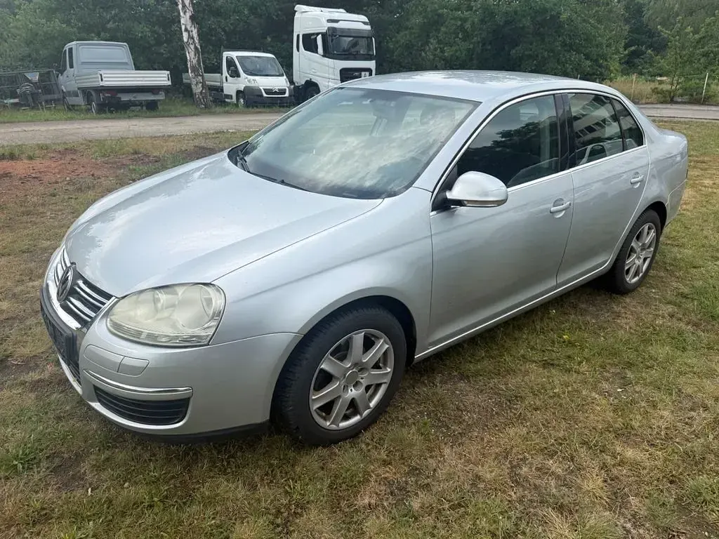 Gebraucht VW Jetta 105 PS (77 kW) 2005 Silber Limousine