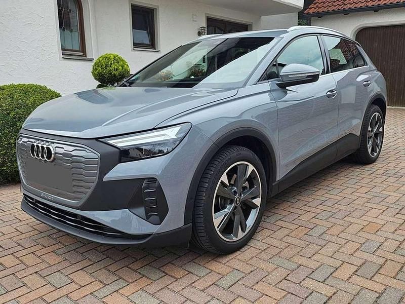 Grau Gebraucht 2023 Audi Q4 e-tron SUV | 37.500 € - Bild 1/4