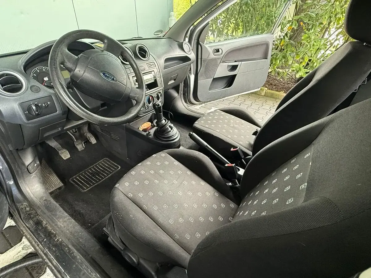 Gebraucht Ford Fiesta 70 PS (51 kW) 2007 Grau Kleinwagen