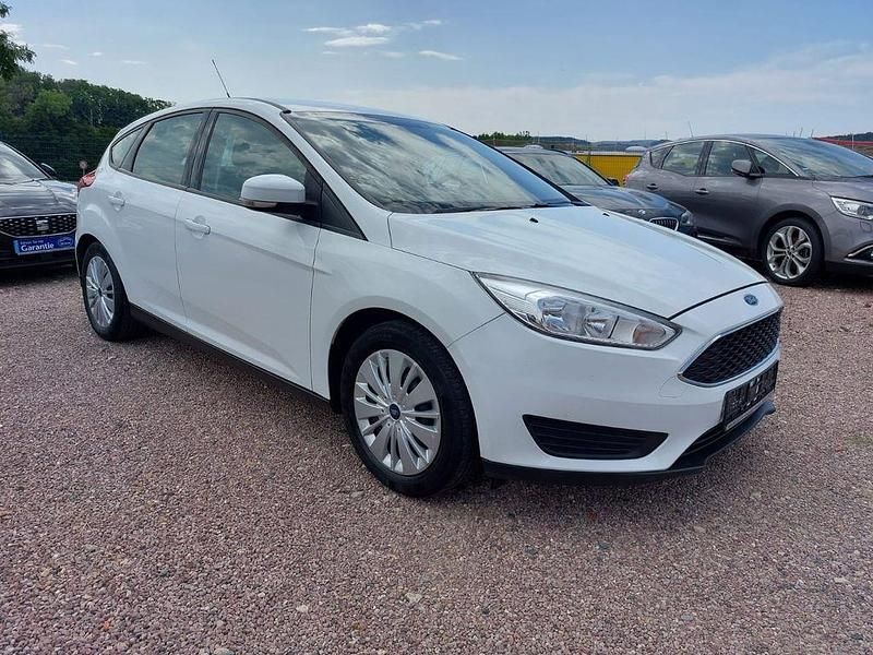 Gebraucht Ford Focus Trend 101 PS (74 kW) 2015 Weiß Limousine