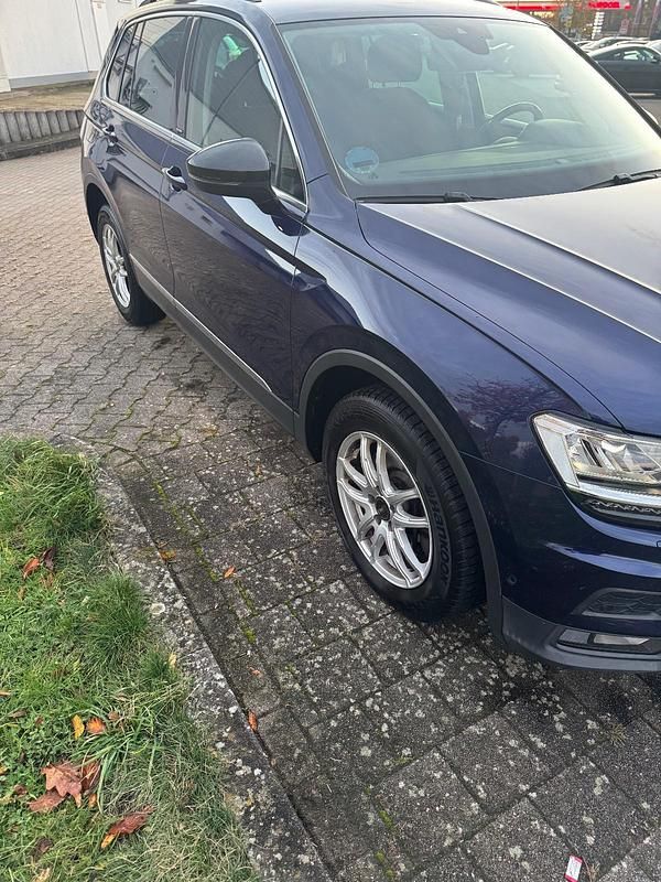 Blau Gebraucht 2019 VW Tiguan SUV | 18.500 € (Superpreis) - Bild 1/4