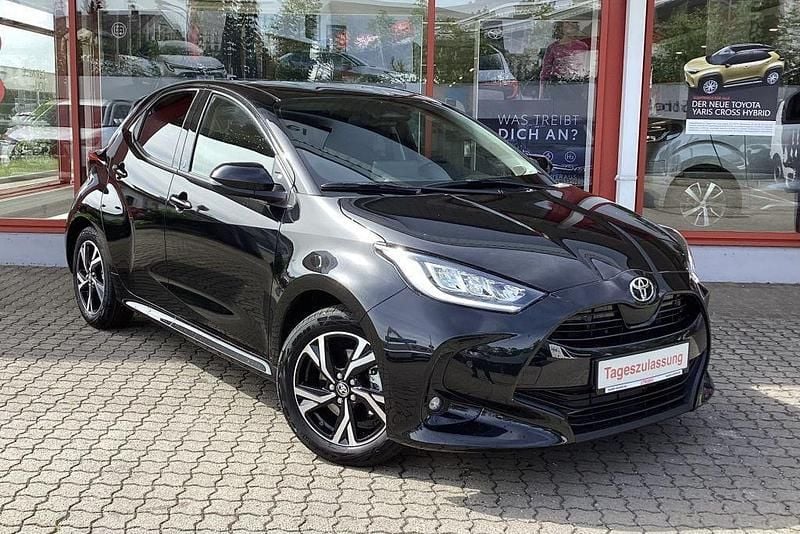 Mysticschwarz mica Gebraucht 2022 Toyota Yaris Hybrid Team Kleinwagen | 17.950 € (Guter Preis) - Bild 1/4