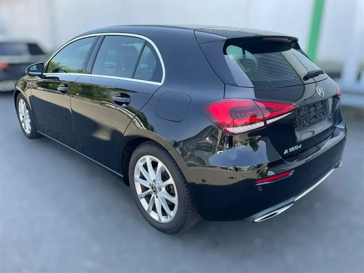 Gebraucht Mercedes A180 116 PS (85 kW) 2019 Schwarz Limousine