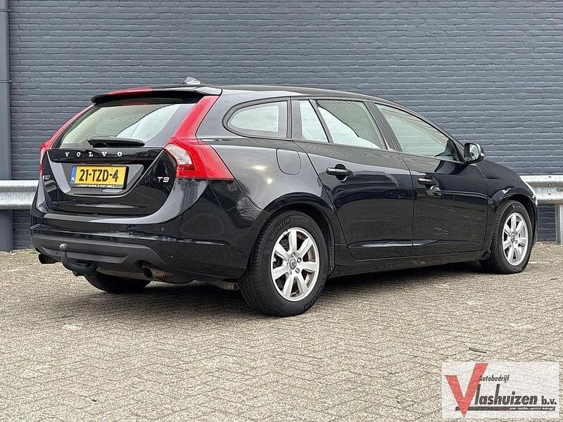 Używany Volvo V60 Kinetic 150 KM (110 kW) 2012 Czarny Kombi