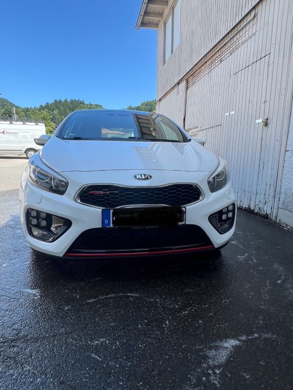 Weiß Gebraucht 2015 Kia Ceed GT-Track Limousine | 12.000 € (Fairer Preis) - Bild 1/4