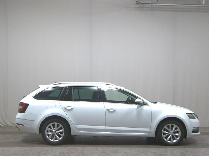 Weiss Gebraucht 2019 Skoda Octavia Style Kombi | 14.980 € (Guter Preis) - Bild 1/4