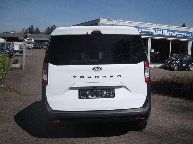 Gebraucht Ford Tourneo Titanium 125 PS (91 kW) 2024 Frostweiß Kombi