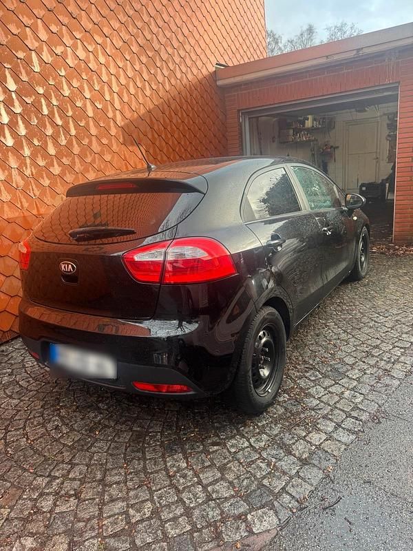 Gebraucht Kia Rio 75 PS (55 kW) 2014 Schwarz Kleinwagen