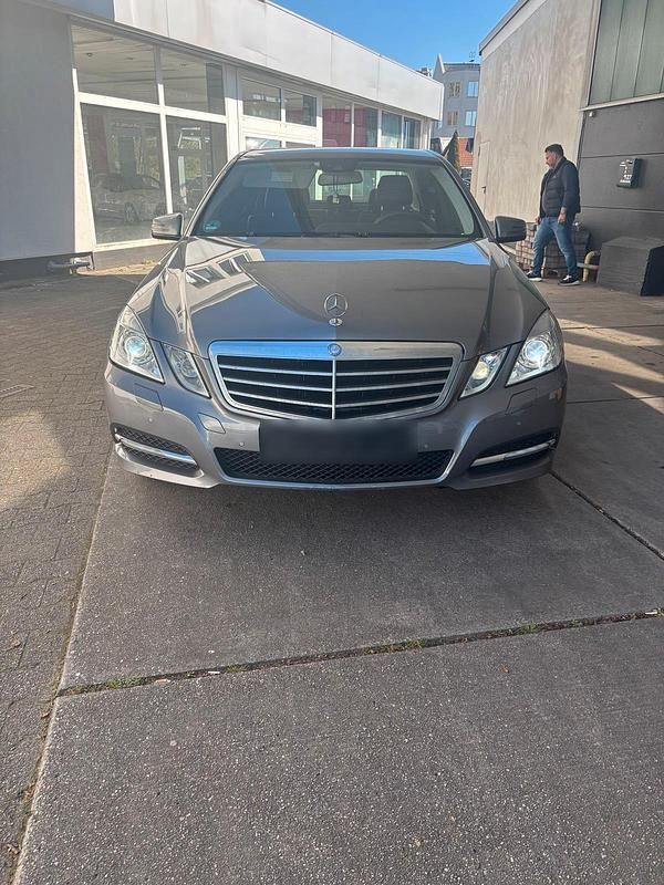 Gebraucht Mercedes E220 Avantgarde 170 PS (125 kW) 2012 Grau Limousine