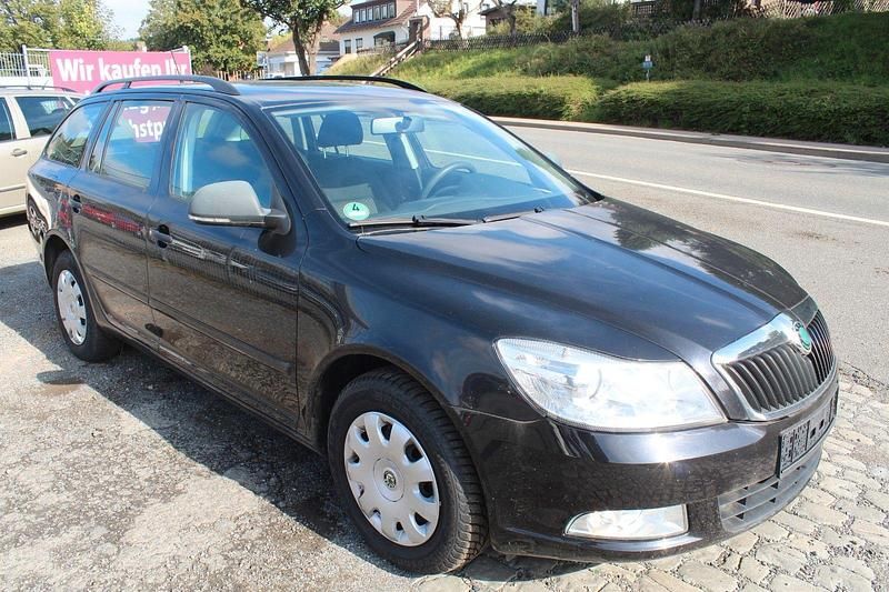 Schwarz Gebraucht 2011 Skoda Octavia Ambiente Kombi | 2.499 € (Guter Preis) - Bild 1/4