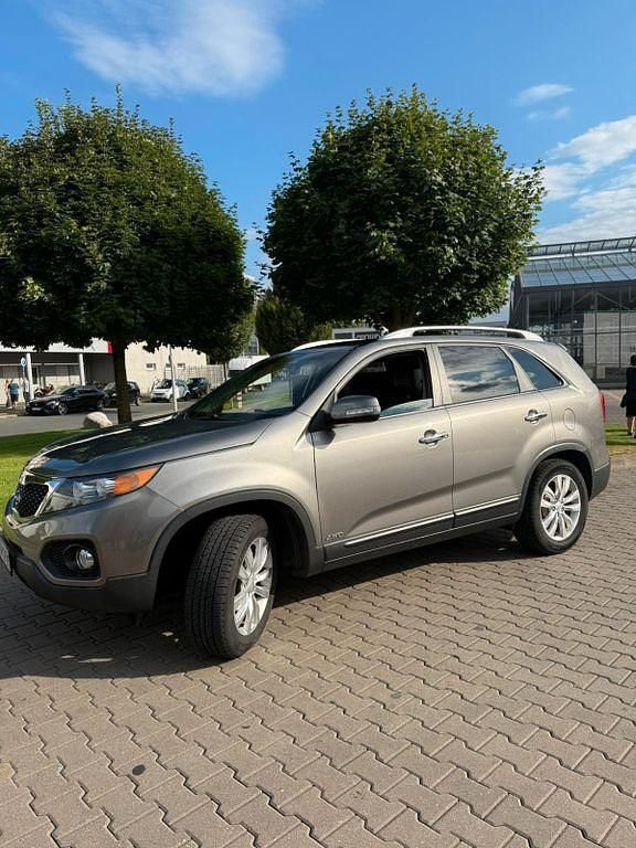 Grau Gebraucht 2010 Kia Sorento Attract SUV | 10.300 € (Fairer Preis) - Bild 1/4