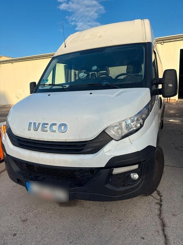 Weiß Gebraucht 2019 Iveco Daily Limousine | 10.999 € - Bild 1/4