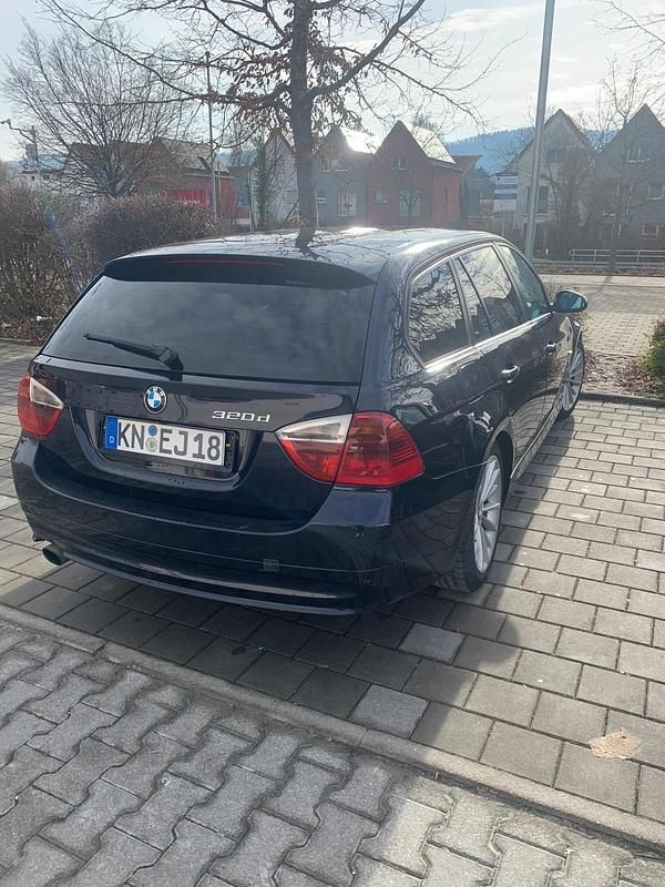 Gebraucht BMW 320 177 PS (130 kW) 2007 Blau Kombi