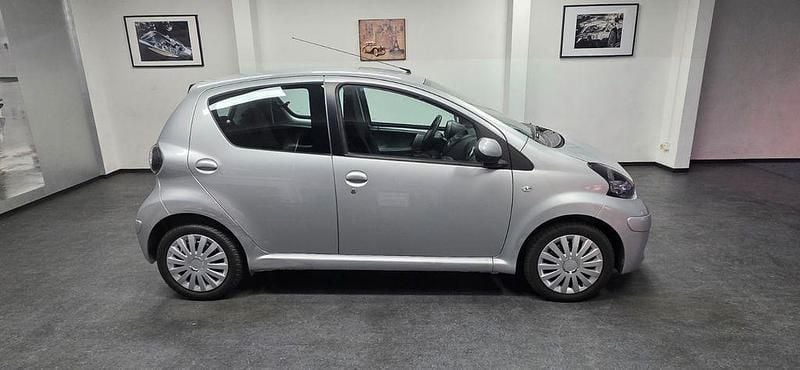 Silber Gebraucht 2009 Toyota Aygo Cool Kleinwagen | 3.400 € (Fairer Preis) - Bild 1/4