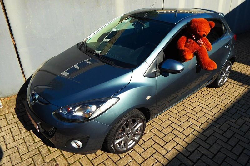 Grau Gebraucht 2012 Mazda 2 Edition Kleinwagen | 6.921 € (Etwas zu teuer) - Bild 1/4