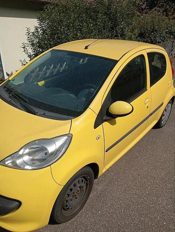 Gelb Gebraucht 2025 Peugeot 107 Kleinwagen | 700 € - Bild 1/3
